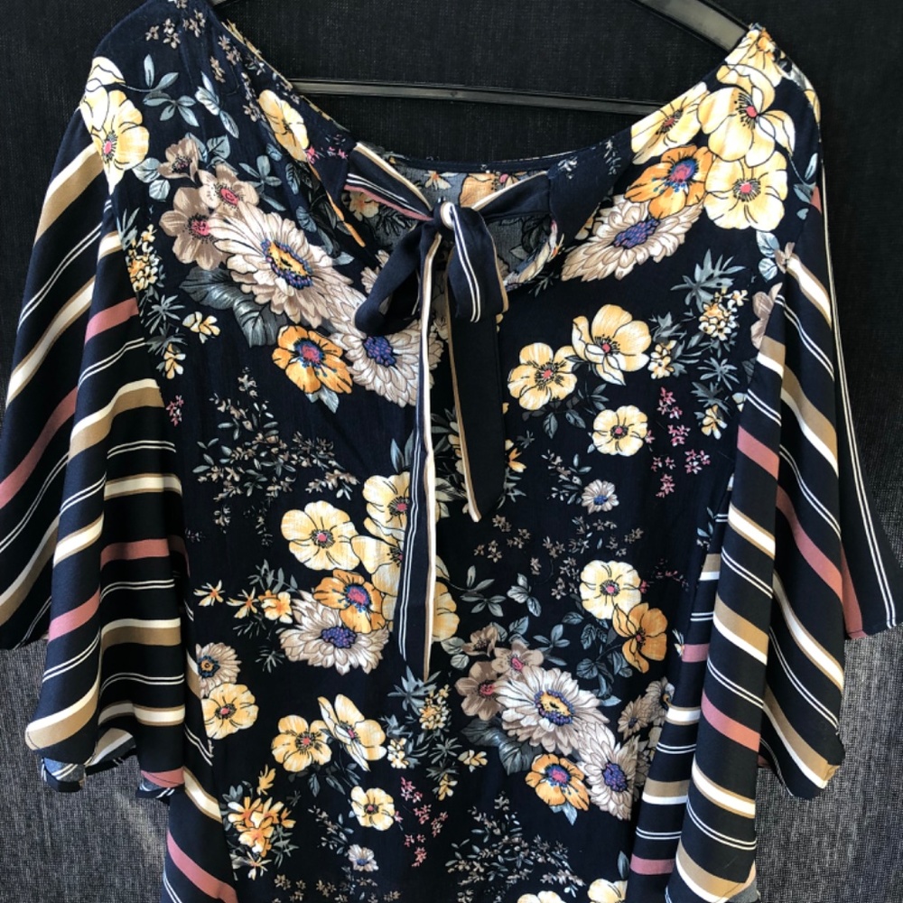 Gorgeous Ladies top flowing sleeves - Picture 4 of 5